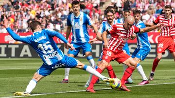 GIRONA, 01/04/2023.- Oriol Romeu (c, delante), del Girona, durante el partido de LaLiga Santander entre el Girona FC - RCD Espanyol, este sábado en el estadio municipal de Montilivi. EFE/David Borrat
