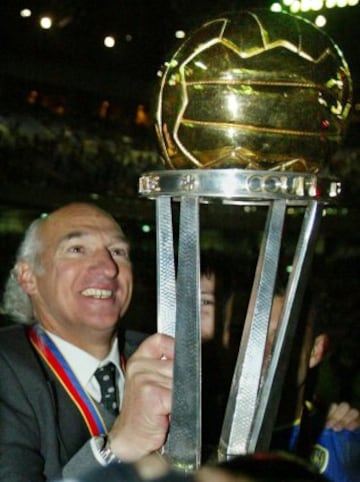 Actualmente se encuentra sin equipo y sus máximos logros han sido cuatro Copas Libertadores, tres de ellas con Boca Juniors a inicios de la década pasada.