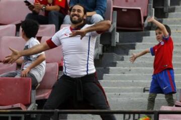 Hinchas de la seleccion chilena asisten al partido valido por las clasificatorias al mundial de Rusia 2018 contra Peru disputado en el estadio Nacional de Santiago, Chile.