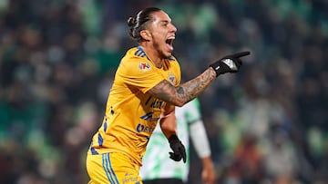 El estratega de Toronto FC habló sobre su nuevo fichaje, el defensor mexicano, a quien elogió por sus cualidades y múltiples funciones en el campo.