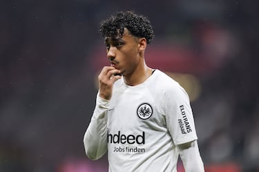 
Alemania se frota las manos con Nathaniel Brown. El jugador del Eintracht es uno de esos laterales modernos que rinden tanto en defensa como en ataque. Combina la solidez y seriedad en defesa al cometer pocas faltas con la rapidez en las transiciones ofensivas para ser uno más en ataque. Buena prueba de ello son los tres goles y siete asistencias en 26 partidos de Bundesliga. El Eintracht lo fichó por 3 millones y su valor para Transfermarkt está en 22. Juega con la Sub-21 de la ‘Mansschaft’, pero podría elegir representar a Estados Unidos. 
