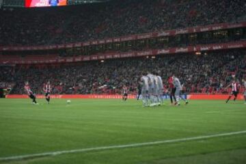 Muniain y Susaeta ante la barrera de los jugadores del Rayo.