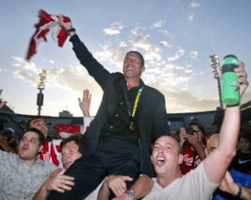 En su segunda experiencia como entrenador al frente de Estudiantes de la Plata, logró ganar el Torneo Apertura 2006.