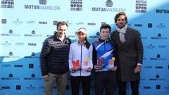 Feliciano L&oacute;pez y Alberto Berasategui posan junto a Alba Rey e I&ntilde;aki Montes, ganadores del Mutua Madrid Open sub-16.