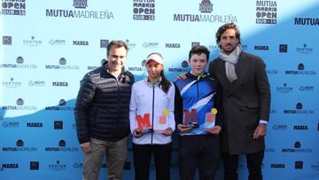 Feliciano López y Alberto Berasategui posan junto a Alba Rey e Iñaki Montes, ganadores del Mutua Madrid Open sub-16.