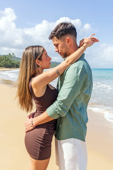 Tienen una relación desde hace un año y medio. Álex tiene 23 años y Ainhoa también y ambos son de Ibiza.