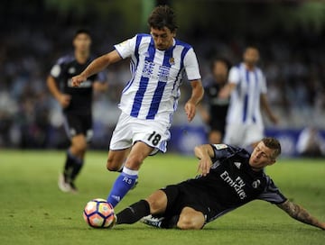 Oyarzabal recibe una entrada de Kroos.