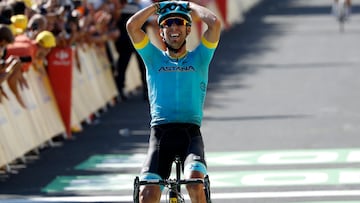 El ciclista español Omar Fraile celebra su victoria de etapa en la 14ª etapa del Tour de Francia 2018 con final en Mende.