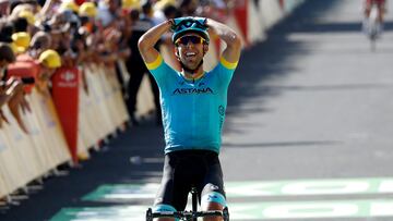 El ciclista español Omar Fraile celebra su victoria de etapa en la 14ª etapa del Tour de Francia 2018 con final en Mende.