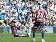 SAN SEBASTIÁN, 04/04/2026.- El futbolista de la Real Sociedad Luka Sucic (c) ante Oriol Rey (d), del Levante UD, durante el partido de LaLiga EA Sports disputado este sábado en el Estadio de Anoeta de San Sebastián. EFE/Javier Etxezarreta