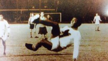 El atacante de Buenaventura marca de 'chilena' el empate de Santa Fe 1-1 ante Independiente en Bogotá. Copa Libertadores 1972.