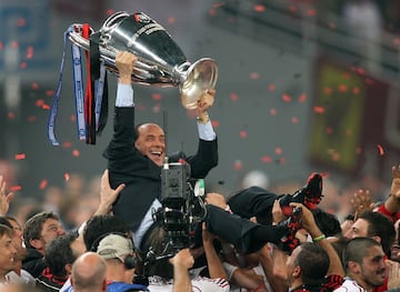 Silvio levanta la Liga de Campeones de la UEFA 2006-07. El Milan venci¨® al Liverpool por 2-1 gracias a los goles de Filippo Inzaghi. Dirk Kuyt anot¨® por parte inglesa.