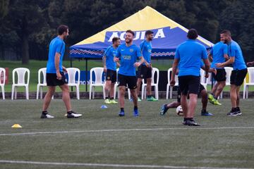 El equipo argentino hizo un trabajo regenerativo en la cancha principal de la Federación Colombia de Fútbol. Villa y Fabra, los dos colombianos presentes. 