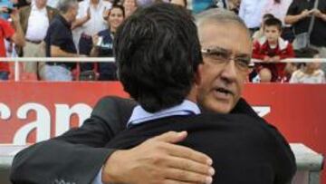 Quique abrazó a Manzano antes del partido