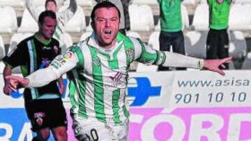 <b>ALEGRÍA. </b>Pepe Díaz celebra el primer gol del Córdoba ante el Elche que fue obra suya de penalti.