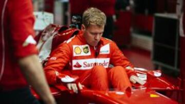 Vettel se sube por primera vez en un Ferrari.