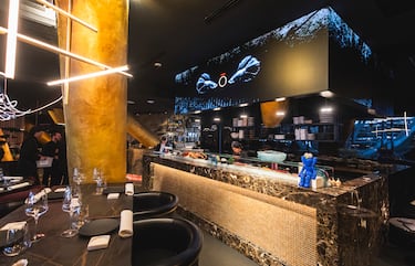 Una gigantesca pantalla preside el salón principal de KŌ, el restaurante en la décima planta del Santiago Bernabéu.