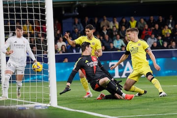 El jugador del Villarreal, Juan Foyth, marca el 1-0 al Real Madrid. 