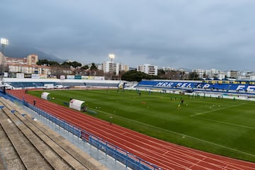 También llamado Municipal de Marbella. Será una de las sedes de este Playoff, por lo que el Marbella jugará en casa. Fue construido en el año 1975 y tiene una capacidad para 7.300 espectadores. Por el momento, es válido para adaptarse al cambio de categoría aunque el ambicioso proyecto del Marbella quizás también baraje la idea de una remodelación. Sea como fuere, ya se estipula la posibilidad de que el equipo juegue en La Rosaleda en caso de ascender. Quedaría por ver si se convierte en su nueva casa o es una solución provisional para transformar su hogar en un estadio de élite.
El Marbella es de los pocos equipos de toda la Segunda División B que puede presumir de no haber perdido ni un solo partido en casa esta temporada. Eso sí, los aficionados apenas han podido disfrutar del salto de calidad de sus jugadores. Pocos partidos desde que llegaran Juanmi Callejón y Granero, debido a la pandemia. La próxima temporada sí podrán disfrutar de ellos, con el estadio y la categoría todavía por decidir. Pese a la imbatibilidad, el Yeclano fue mejor local que el Marbella en el Grupo IV.