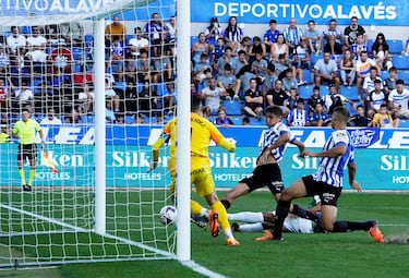 El Alavés sigue intratable y se coloca líder de Segunda tras su victoria ante el Huesca. Tenaglia, al igual que la jornada pasada, volvió a ser decisivo con otro tanto. El lateral, siempre atento, recogió un balón llovido en el segundo palo (y peinado previamente por Miguel de la Fuente), para empujarla dentro de la portería.