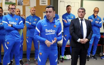 Xavi visita el vestuario con Joan Laporta.