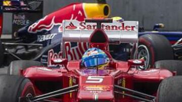 <b>POR DELANTE. </b>Las tornas han cambiado en 2012 y ahora es el Ferrari de Alonso el que está por delante del Red Bull de Vettel.