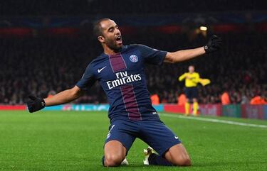 Arsenal draw with PSG, battle for top spot goes to final match