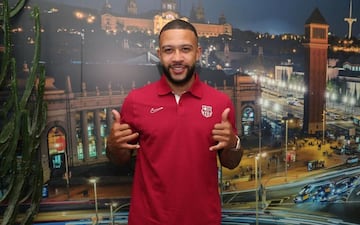 El delantero neerlandés Memphis Depay llegó ayer día 19 de julio a Barcelona y hoy se ha entrenado por primera vez con el resto de la plantilla a las órdenes de Koeman. 