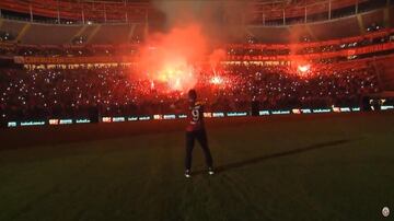 Falcao García fue presentado juntos con los otros refuerzos del Galatasaray en el Türk Telekom Stadium, ante más de 15 aficionados que vibraron cuando anunciaron al delantero colombiano. 
