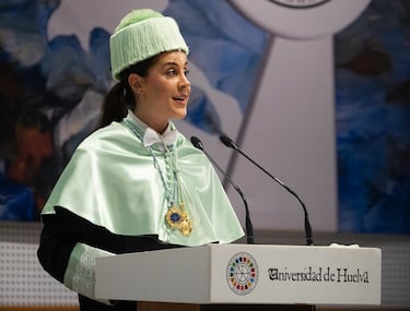 El 23 de mayo de 2025, Carolina Marín vivió ‘un momento único’ al ser investida Doctora Honoris Causa por la Universidad de Huelva, un reconocimiento que premia no solo sus éxitos deportivos, sino también su contribución como referente de valores y ejemplo para nuevas generaciones.