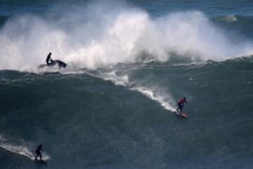 Sebastien Steudtner and Rafael Tapia find there's room on this wave for two...