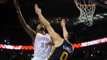 Kevin Durant (35) ante Enes Kanter (0).