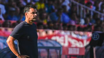 GIRONA, 15/10/2022.- El entrenaor del Girona FC Miguel ?ngel S¨¢nchez durante el partido de la jornada 9 de LaLiga Santander, disputado ante el C¨¢diz este s¨¢bado en el estadio municipal de Montilivi en Girona. EFE/David Borrat