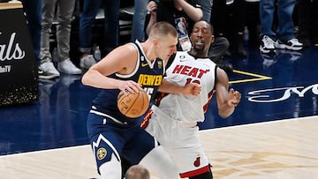 Denver (United States), 05/06/2023.- Denver Nuggets center Nikola Jokic of Serbia (L) collides with Miami Heat center Bam Adebayo (R) during the second quarter of game two of the NBA Finals between the Miami Heat and the Denver Nuggets at Ball Arena in Denver, Colorado, USA, 04 June 2023. (Baloncesto, Estados Unidos) EFE/EPA/BOB PEARSON SHUTTERSTOCK OUT