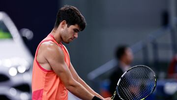 Carlos Alcaraz, durante su partido contra Tomas Machac en Shanghái.