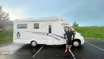 Petrucci junto a su autocaravana camino de Le Mans.