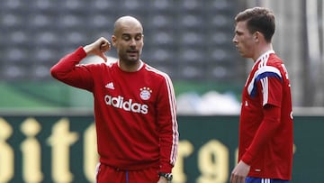 Pep Guardiola instruye a Pierre-Emile Hojbjerg.