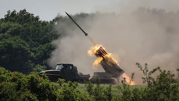 Ukrainian service members fire a BM-21 Grad multiple rocket launch system, near the town of Lysychansk, Luhansk region, amid Russia's attack on Ukraine June 12, 2022. REUTERS/Gleb Garanich