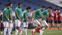 Jugadores mexicanos calientan antes del partido contra Jap&oacute;n
