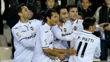 El defensa francés del Valencia Adil Rami (c) celebra con sus compañeros el gol que ha marcado, el primero del partido que disputan con el Llagostera correspondiente a la vuelta de los dieciseisavos de final de la Copa del Rey, jugado esta noche en el estadio de Mestalla.