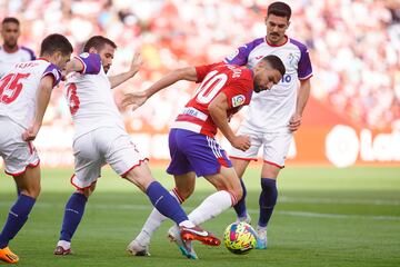 Antonio Puertas rodeado de jugadores del Eibar.