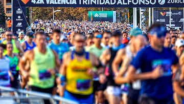 En la imagen, una multitud de corredores durante la 45ª edición del Maratón Valencia Trinidad Alfonso Zurich celebrado en la Ciudad del Turia.