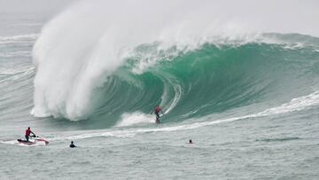 Cedric Gistos surfea un espectacular tubo en el Panchorro, en Illa Pancha (Ribadeo, Lugo, Galicia), ante su jet ski y Joao de Macedo, que se come la ola.