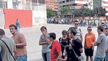 <b>COLAS. </b>Las taquillas de Mestalla se llenaron ayer de aficionados.