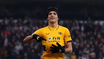 Raúl Jiménez festeja un gol en partido con el Wolves