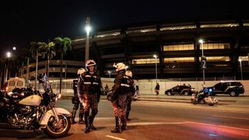 Polic&iacute;as brasile&ntilde;os, en los alrededores del estadio de Maracan&aacute;, pr&oacute;ximo al hospital Souza Aguiar, asaltado por unos delincuentes.