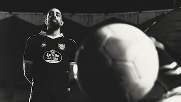 Borja Iglesias posa con la nueva camiseta del Celta.