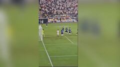 Un chileno brilla en Perú y hace esto en el clásico: ¡ovación total!