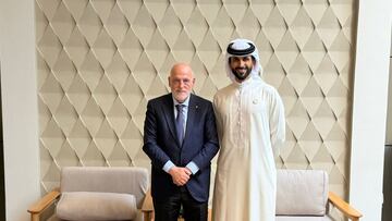 Javier Tebas y Nasser bin Hamad posan,