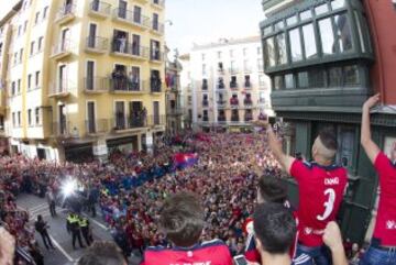 Celebración multitudinaria del Osasuna en las calles de Pamplona